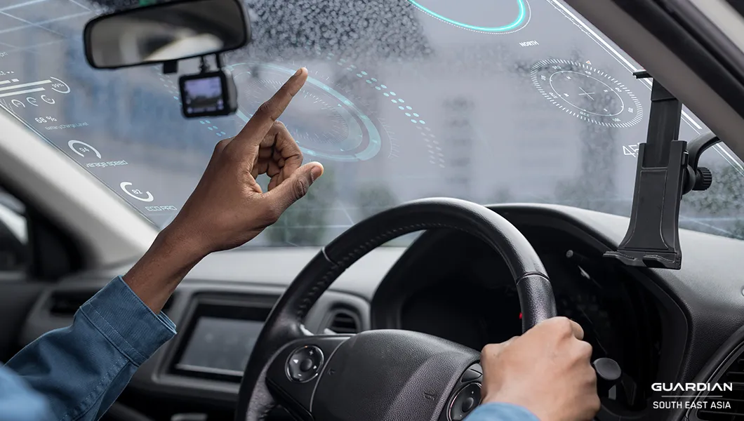 3-ways-to-keep-your-drivers-and-employees-safe-on-the-road man in car pointing at window