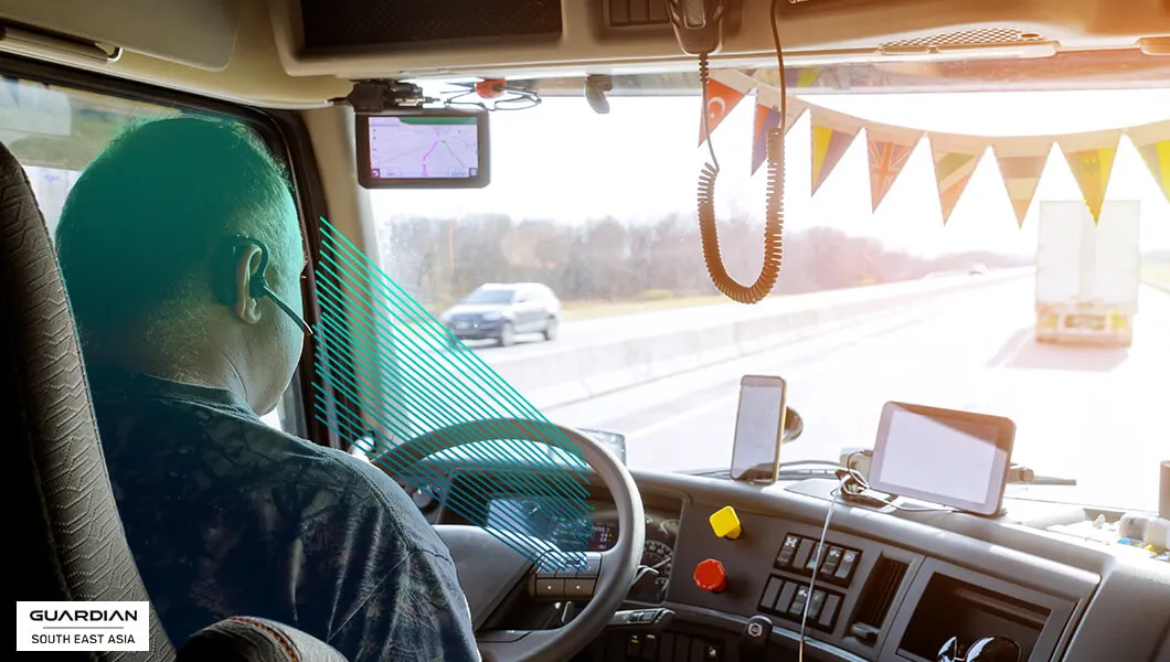 what-is-a-driver-monitoring-system-how-does-it-work man driving using monitoring system